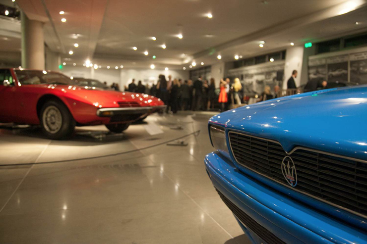 Η μπλέ μάσκα της Ghibli cup με φόντο μία Khamsin