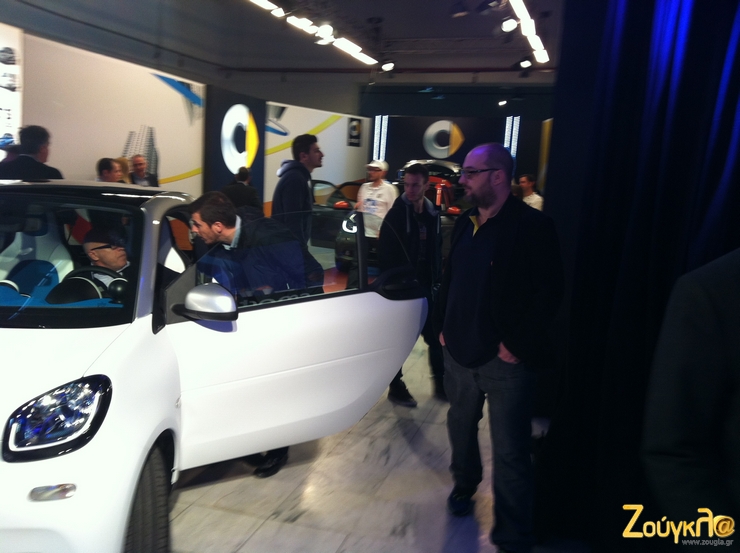 Δεξιά (όρθιος) ο Γιώργος Νικολαίδης (από το BOXTV) και αριστερά ο Δημήτρης Κοσκινάς μιλά με τον Θωμά Ευθυμίου...