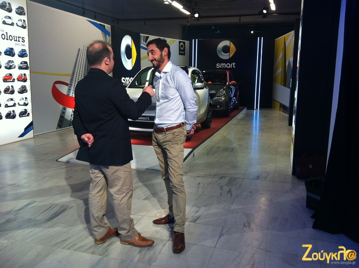 Ο Παναγιώτης Ριστώνης (Διευθυντής Marketing Mercedes) συνομιλεί με τον διευθυντή του περιδοικού Car & Driver Νίκο Μερτέκη...