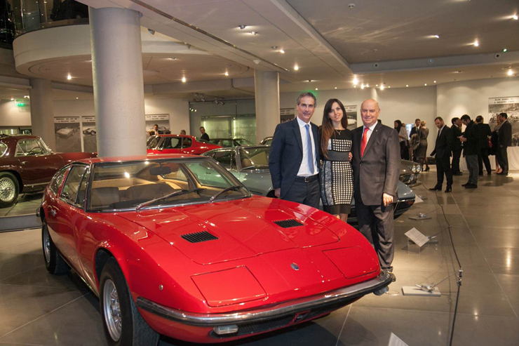 Από αριστερά: Saverio Campiglia, Irene Zanna και Γιώργος Λυμπεράκης δίπλα στη Maserati Indy