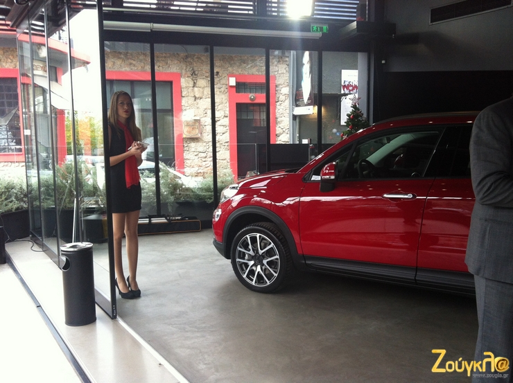 Δίπλα στα αυτοκίνητα υπάρχουν και μοντέλα.. Λίγο χαμόγελο όμως δεν βλάπτει!!!