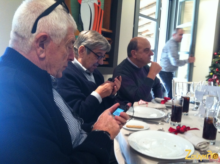 Δείτε εδώ μελέτη στα.. κινητά! Από αριστερά: Μιχάλης Κατσιμπάρος, Δημήτρης Ταμπούρης και Κώστας Χριστόπουλος...