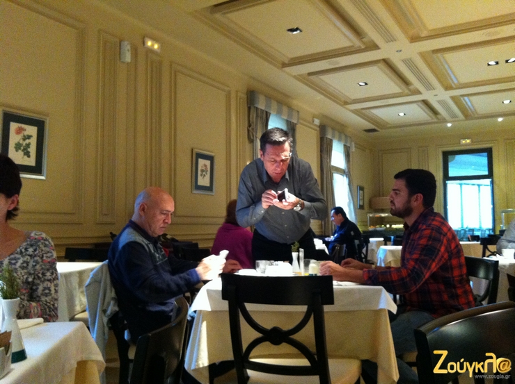 Μήπως ετοιμάζουν τελετή; Από αριστερά: Θωμάς Ευθυμίου, Θανάσης Αγγελής και Μάνος Στεφανής...