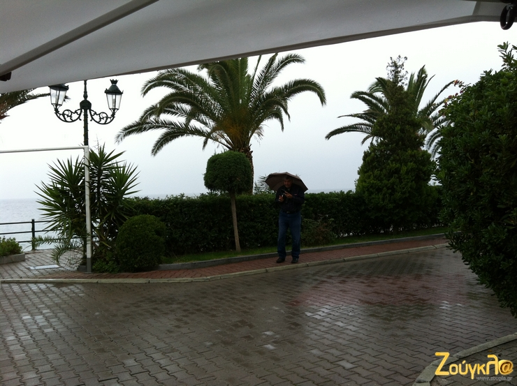 Ο Αντώνης Στοιβαχτάρης είναι ο άνθρωπος που επιμελείται πολλές δημοσιογραφικές παρουσιάσεις... Εδώ τον βλέπετε με.. ομπρελίτσα!!!