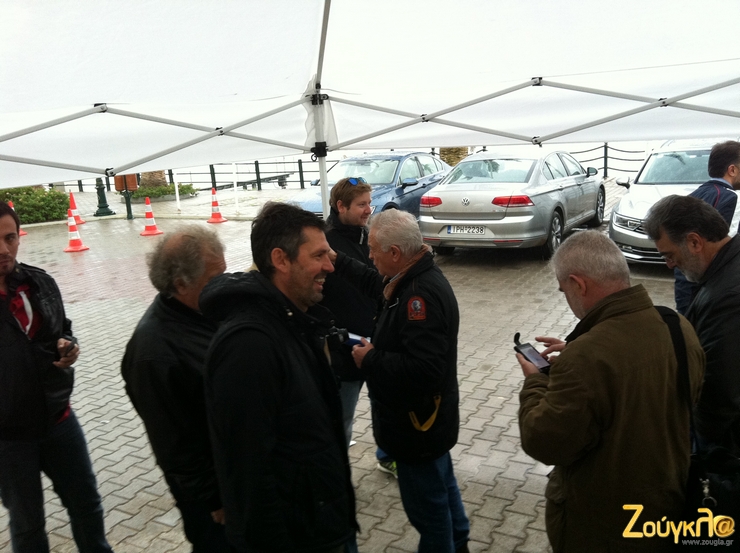 Αναμένοντας επίδειξη αυτοκινήτου που παρκάρει μόνο του...