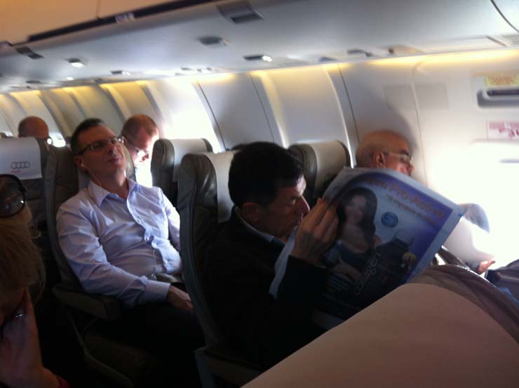 Ο συνάδερφος Σπύρος Ρέκκας διαβάζει την εφημερίδα του και ο διευθυντής δημοσίων σχέσεων της Audi Θανάσης Αγγελής χαλαρώνει ακούγοντας  μουσική...