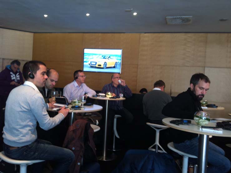 Δημοσιογράφοι από Ελλάδα αλλά και άλλες χώρες παρακολουθούν την συνέντευξη Τύπου