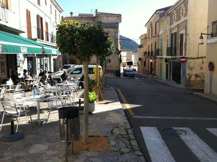 Σε ένα γραφικό χωριουδάκι όπου μπορείς να καθίσεις και να απολαύσεις τον καφέ σου...