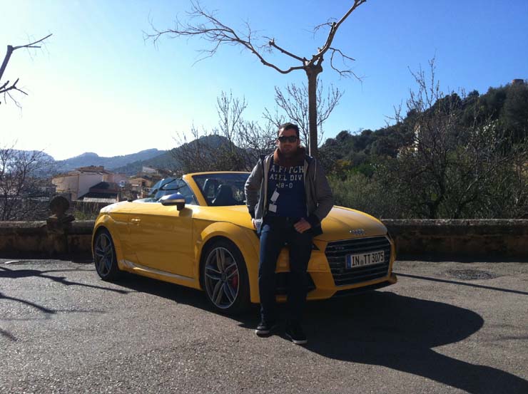 Αναμνηστική φωτογραφία με το ΤΤS των 310 ίππων...