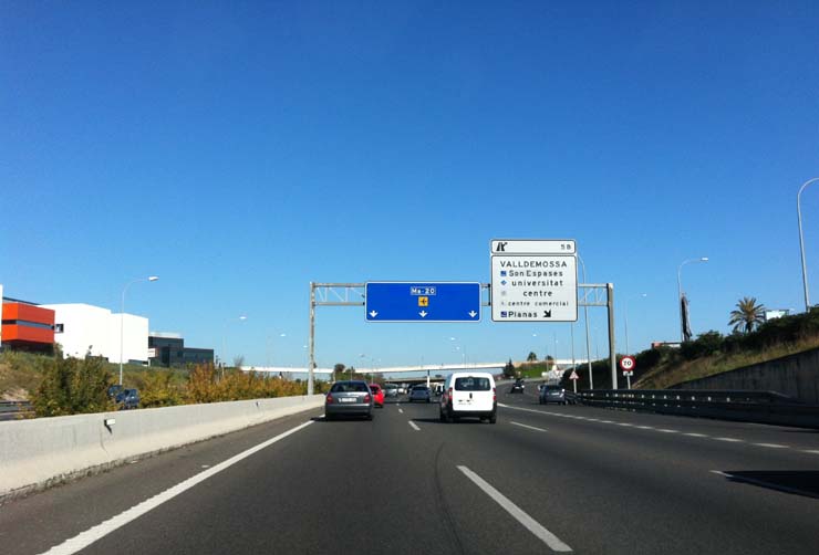 Οι δρόμοι θυμίζουν εθνική οδό... Φαναταστείτε τέτοιους δρόμους στην Κρήτη!!!