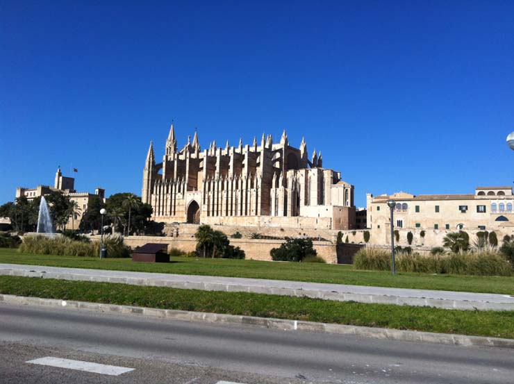 ... αλλά και ιστορικά κτήρια.