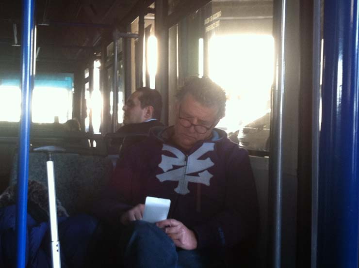 Ο Γιάννης Σταυρόπουλος κρατάει τις σημειώσεις του...