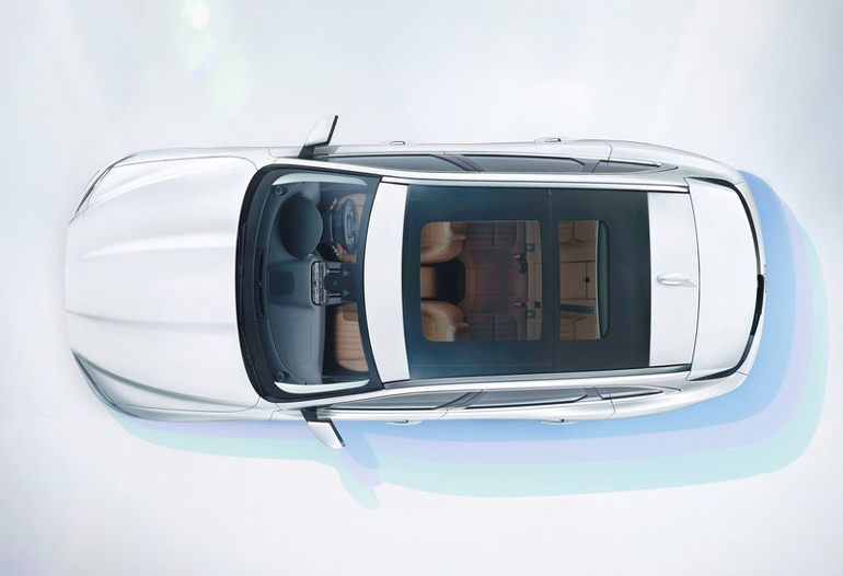 Η F Pace θα έφοδιάζεται και με μεγάλη γυάλινη οροφή...