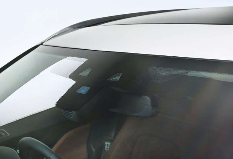 Τα ραντάρ με τα οποία εφοδιάεται η νέα F Pace φορντίζουν για την ασφάλεια των επιβατών...