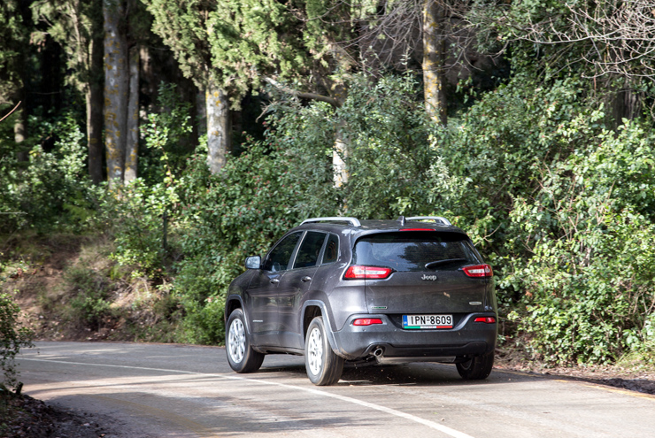 Το νέο Cherokee είναι πιο SUV αλλά (ανάλογα με την έκδοση) έχει κρατήσει και τον off road χαρακτήρα...