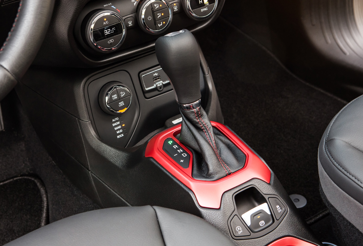 Το αυτόματο κιβώτιο 9 σχέσεων (!) το συναντούμε στην έκδοση 1.4 βενζίνης με 170 ίππους και στην δίλιτρη diesel με τους 170 ίππους...