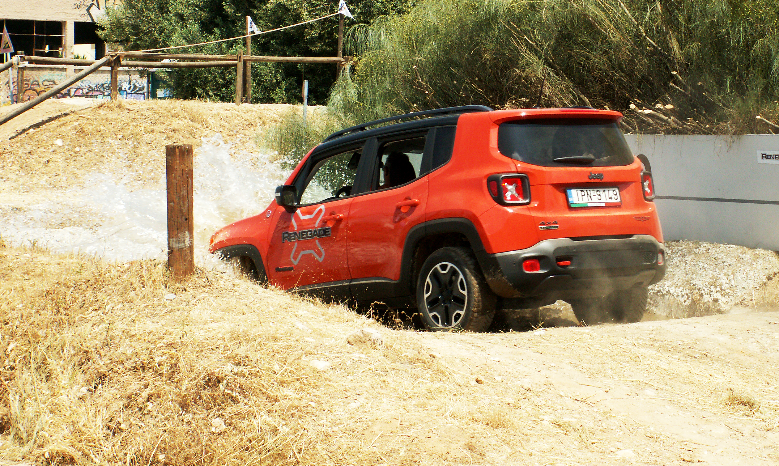 Το Renagade ετοιμάζεται να περάσει εμπόδιο με νερά...