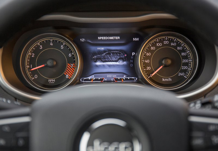 Ο πίνακας οργάνων και στο κέντροι οι ψηφιακές λειτουργίες...