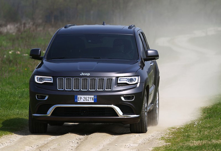 Εντυπωσιακή η τελευταία γενιά του Grand Cherokee... Αν τα κυβικά ήταν λιγότερα θα... σάρωνε, επίσης.... 