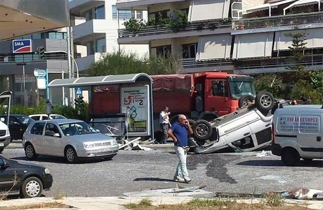 Και να θέλεις να το κάνεις αυτό δεν μπορείς... Ευχόμαστε να μην τραυματίστηκε κανείς σοβαρά...