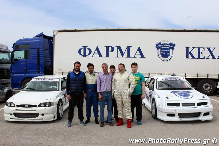 Γιώργος και Ανδρέας Κεχαγιάς μαζί με μέλη της ομάδας 'Φάρμα αλόγων...' (με τόσους ίππους που έχουν τα δύο τέρατα δεξιά και αριστερά μάλλον πρέπει να σκεφτούν την αλλαγή της ονομασίας πίσω)