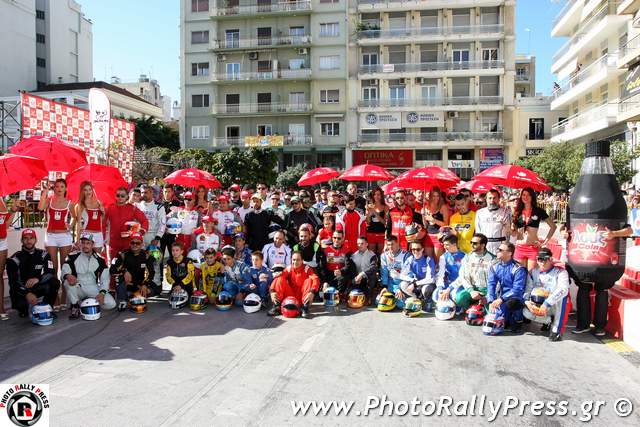 Αναμνηστική φωτογραφία με αθλητές...