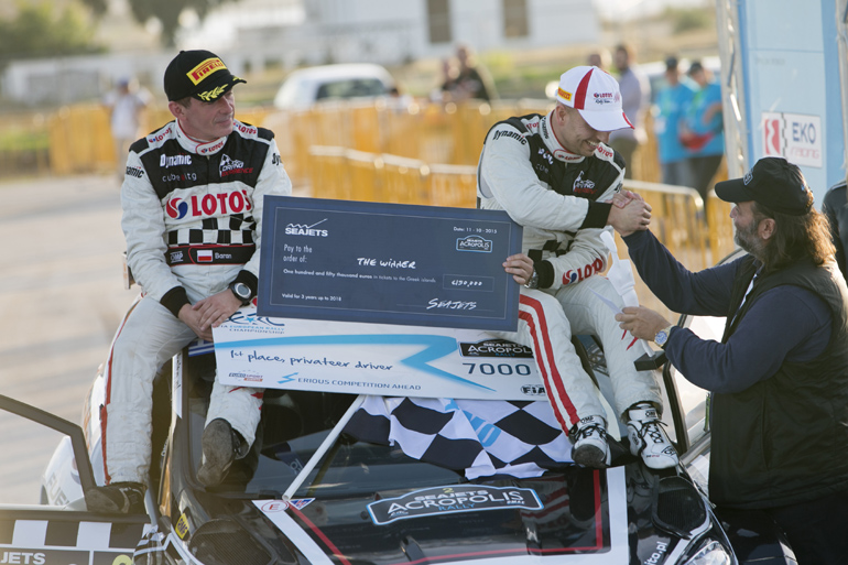 Ο νικητής και πρωταθλητής 2015 Καγιετάν Καγιετάνιβιτς παραλαμβάνει δωροεπιταγή από τον Μάριο Ηλιόπουλο