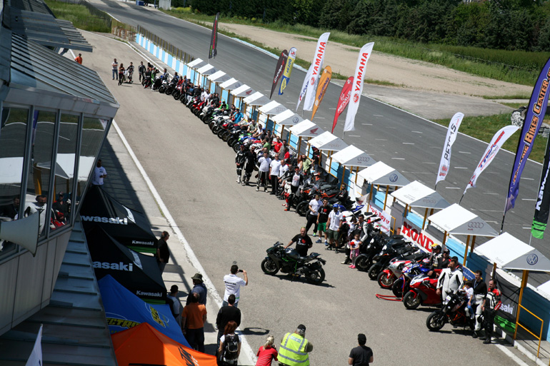 Γύρω γύρω αναβάτες και στη μέση η Kawasaki H2 (φωτογραφία: Χρύσανθος Οικονομίδης)