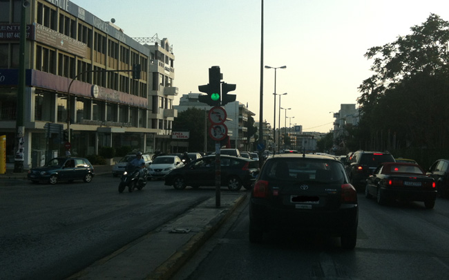 Ωπ... Στο τσακ δεν χτύπησε η μοτοσικλέτα...