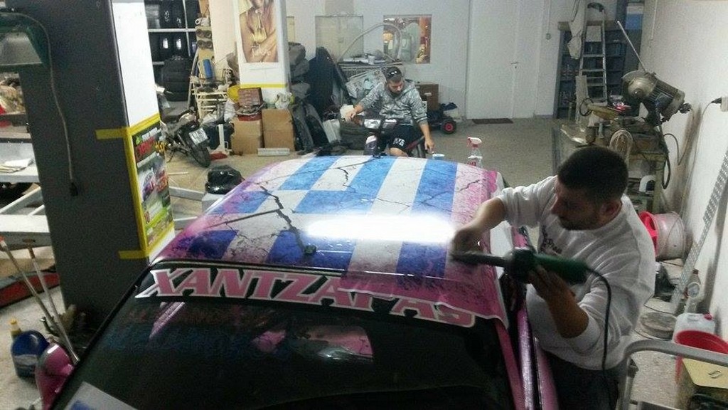 Η ελληνική σημαία στην οροφή του αγωνιστικού αυτοκινήτου...