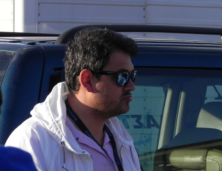 Κώστας Αντζάς: Ο παραγωγός και υπεύθυνος για την τηλεοπτική μετάδοση της εκκίνησης του SEAJETS Ράλι Ακρόπολις. Αυτός θα φροντίσει για την καλύτερη δυνατή κάλυψη που θα γίνει το Σάββατο κάτω από τον Ιερό Βράχο της Ακρόπολης. Άρρωστος... με τα αυτοκίνητα!