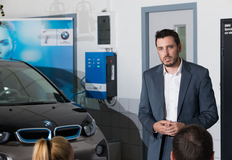 Ο υπεύθυνος επικοινωνίας του BMW Group Hellas Κώστα Διαμαντής ενημερώνει για το περιεχόμενο του... σεμιναρίου