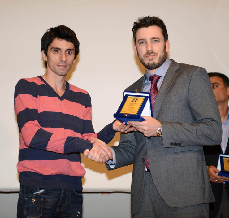 O υπεύθυνος επικοινωνίας του BMW Group Hellas Κώστας Διαμαντής παραλαμβάνει την τιμητική πλακέτα