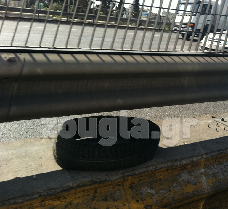 Στην λεωφόρο Κηφισού υπάρδουν πάντα... πεταμένα ελαστικά