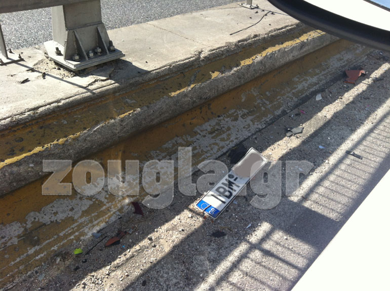 Ακόμα και πινακίδες κυκλοφορίας μπορεί να βρεις στον πολυσύχναστο αυτό δρόμο (η συγκεκριμένη φωτογραφία τραβήχτηκε την περασμένη εβδομάδα)