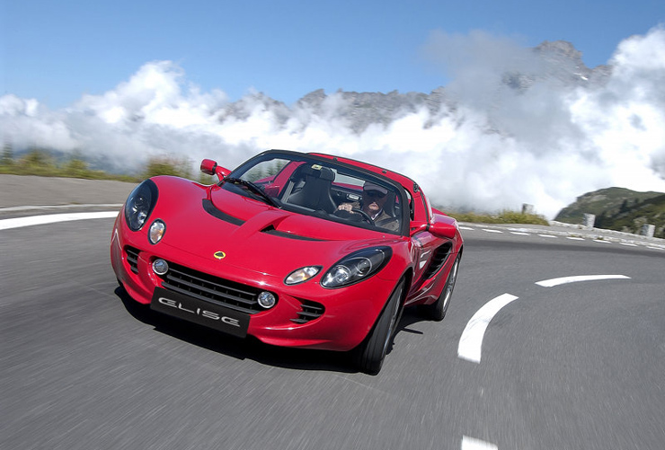 Η Lotus Elise με κύριο χαρακτηριστικό το χαμηλό βάρος και τις εκρηκτικές επιδόσεις...
