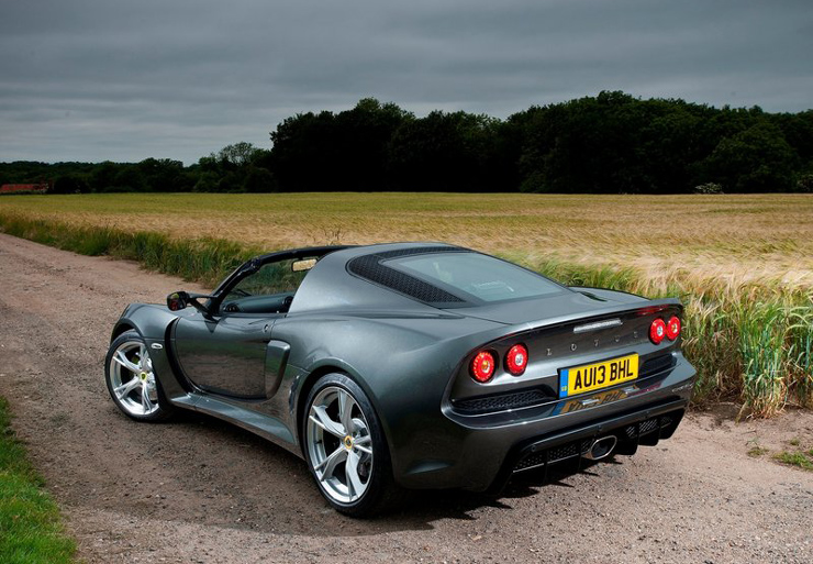 Η Exige είναι αυτή που βάζει φωτιά στην άσφλατο με τις επιδόσεις της...