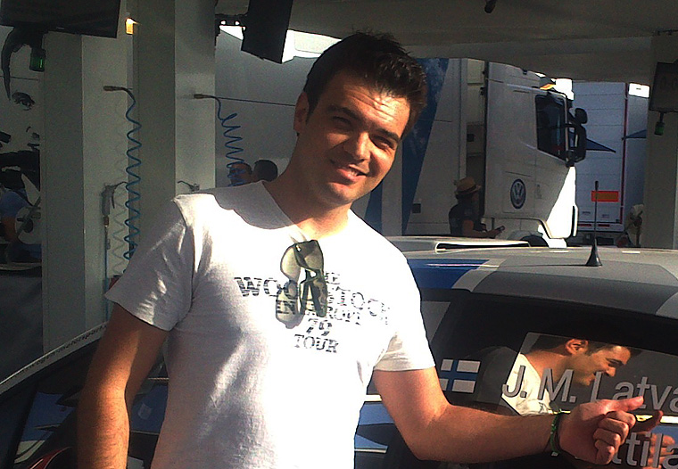 Λουκάς Παπαλάμπρος: Συντάκτης με μεγάλη εμπειρία στο χώρο του αυτοκινήτου. Γράφει για οτιδήποτε έχει ρόδες και καίει καύσιμο!!! Ειδικά τώρα με το Ακρόπολις θα βάλει φωτιά στο πληκτρολόγιο... 