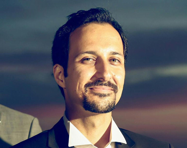 Μάνος Ράλλης: Χρόνια στο... κουρμπέτι θα κυνηγά τα πληρώματα για δηλώσεις. Θα τον δείτε σίγουρα κάπου στην Ακρόπολη και στις ειδικές διαδρομές. Όχι με... κουστούμι (όπως στη φωτογραφία) αλλά με την ανάλογη ενδυμασία για αγώνα ευρωπαϊκού πρωταθλήματος! 