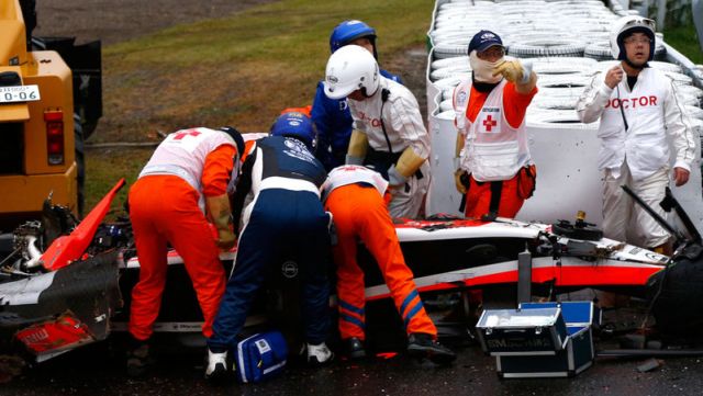 Οι γιατροί πάνω από τον πιλότο της Marussia...