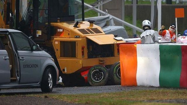 Σοκάρει η εικόνα με την Marussia καρφωμένη κάτω από τον γερανό...