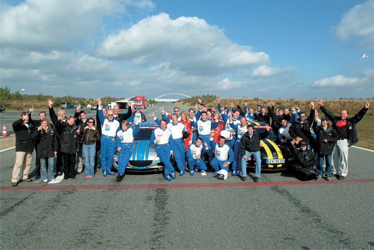 Γνώριμος της Mazda από τα παλιά ο Αρτέμης Ξαγοράρης. Στην φωτό βρίσκεται στο δεξιό μαύρο Mazda όρθιος με τα γυαλιά. Η φωτογραφία είναι από 24 δοκιμασία αντοχής που είχε γίνει με δύο RX-8