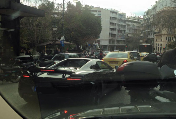 Η επιβλητική McLaren στην πλατεία Κολωνακίου...