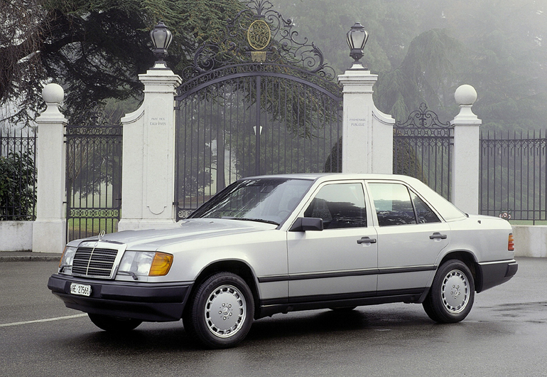 Η αρχική τιμή για μία Mercedes E του 1996 ξεκινά από τα 500 ευρώ...