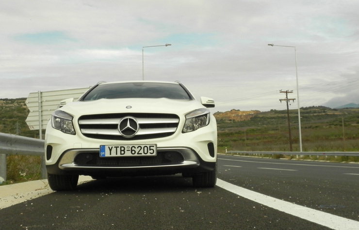 Από τον κεντρικό δρόμο βλέπεις ξεκάθαρα τον λόφο Καστά