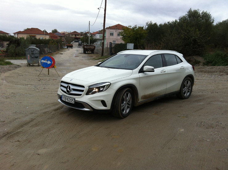 Στο δρόμο για τον λόφο Καστά υπάρχουν πινακίδες προς ενημέρωση των επισκεπτών...