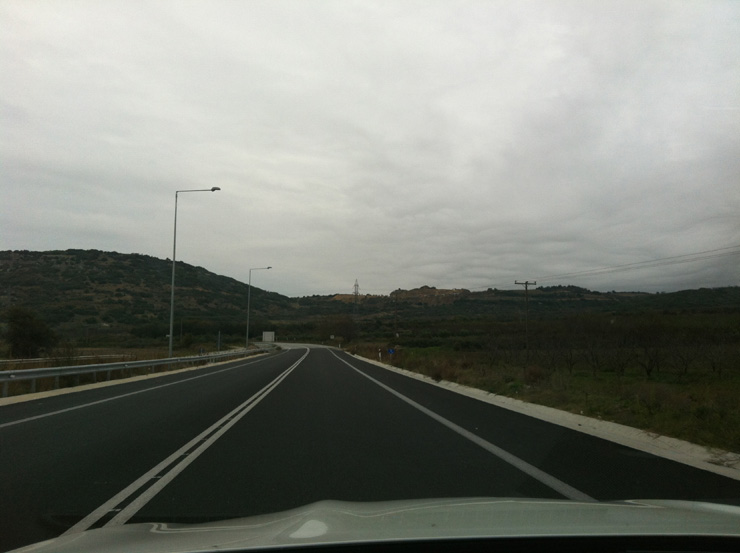 Στο δρόμο η GLA είναι υποδειγματική... Στο βάθος της φωτογραφίας και δεξιά προβάλλει ο λόφος Καστά!