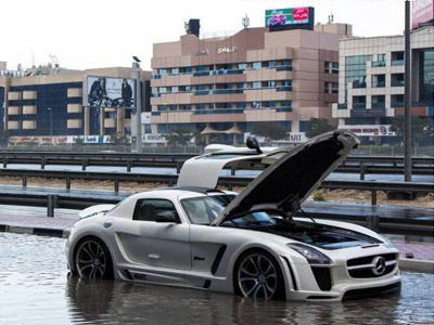 Το super car κόλλησε λόγω.. βροχής στα νερά