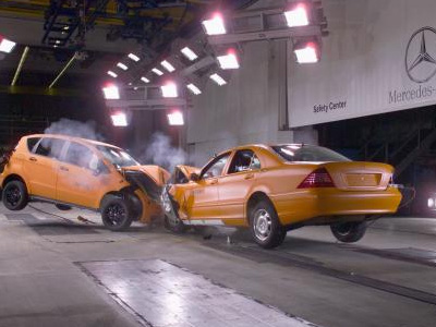 Επίδειξη crash test στην έκθεση αυτοκινήτου Επίδειξη crash test στην έκθεση αυτοκινήτου