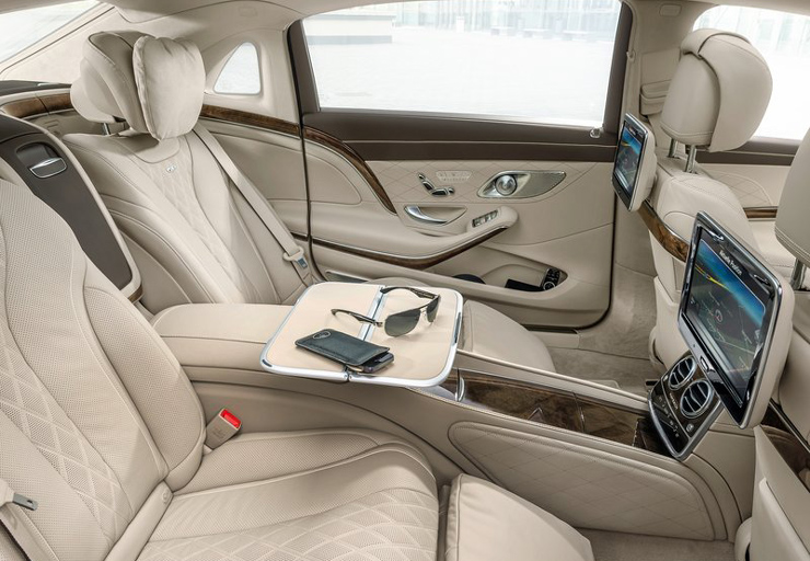 Από τραπεζάκι μέχρι και τηλεοράσεις έχουν στη διάθεσή τους όσοι κάθονται πίσω...